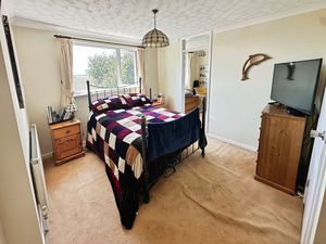 Pyfleet Close - click for photo gallery